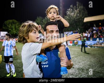 Der argentinische Fußballtrainer Lionel Scaloni feierte mit seinen Söhnen den Sieg als COTIF-Champion 2018 in l’Alcudia, Valencia, Spanien. Stockfoto