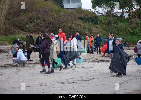 Zahlreiche Freiwillige gingen an die Strände von Galicien, um Plastikgranulat zu sammeln, das auf ein Boot gefallen war, mit einfachen Werkzeugen wie Trichtern, Sieben, Stockfoto