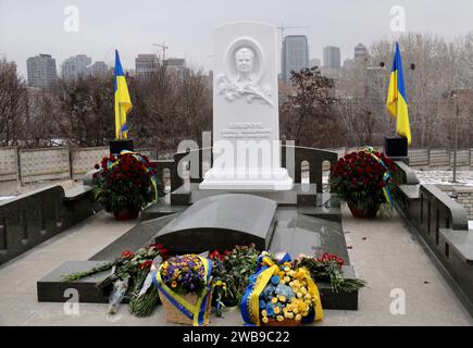 KIEW, UKRAINE - 9. JANUAR 2024 - Gedenkstätte für den ersten Präsidenten der unabhängigen Ukraine, Leonid Krawtschuk, auf dem Baikove-Friedhof in Kiew, kapitol Stockfoto