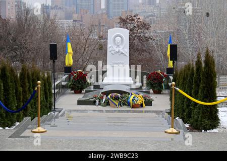 KIEW, UKRAINE - 9. JANUAR 2024 - Gedenkstätte für den ersten Präsidenten der unabhängigen Ukraine, Leonid Krawtschuk, auf dem Baikove-Friedhof in Kiew, kapitol Stockfoto