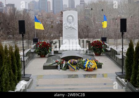 KIEW, UKRAINE - 9. JANUAR 2024 - Gedenkstätte für den ersten Präsidenten der unabhängigen Ukraine, Leonid Krawtschuk, auf dem Baikove-Friedhof in Kiew, kapitol Stockfoto