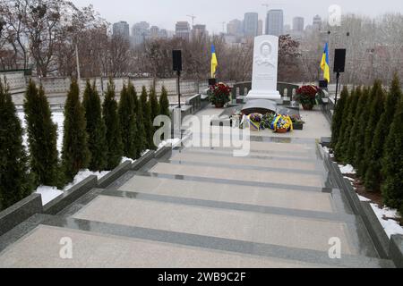 KIEW, UKRAINE - 9. JANUAR 2024 - Gedenkstätte für den ersten Präsidenten der unabhängigen Ukraine, Leonid Krawtschuk, auf dem Baikove-Friedhof in Kiew, kapitol Stockfoto