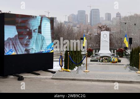 KIEW, UKRAINE - 9. JANUAR 2024 - Gedenkstätte für den ersten Präsidenten der unabhängigen Ukraine, Leonid Krawtschuk, auf dem Baikove-Friedhof in Kiew, kapitol Stockfoto