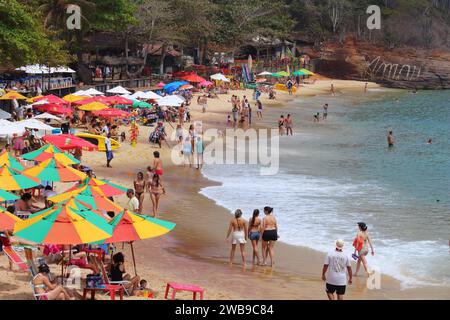 BUZIOS, BRASILIEN - 16. OKTOBER 2014: Besucher besuchen den überfüllten Joao Fernando Strand in Buzios, Bundesstaat Rio de Janeiro in Brasilien. Brasilien hatte 5,17 Millionen Visi Stockfoto