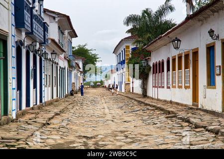 PARATY, BRASILIEN - 14. OKTOBER 2014: Die Menschen besuchen die Altstadt von Paraty (Bundesstaat Rio de Janeiro). Die Kolonialstadt stammt aus dem Jahr 1667 und gehört zur UNESCO Stockfoto