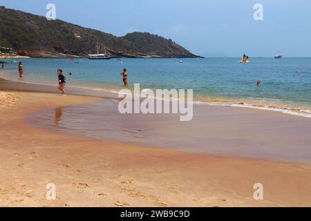 BUZIOS, BRASILIEN - Oktober 16, 2014: die Menschen besuchen Joao Fernando Strand in Buzios, Bundesstaat Rio de Janeiro in Brasilien. Brasilien hatte 5,17 Millionen Besucher in Stockfoto