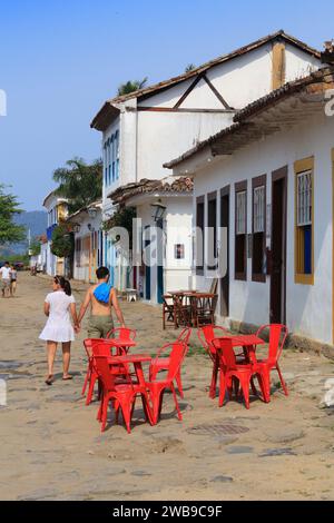 PARATY, BRASILIEN - 14. OKTOBER 2014: Die Menschen besuchen die Altstadt von Paraty (Bundesstaat Rio de Janeiro). Die Kolonialstadt stammt aus dem Jahr 1667 und gehört zur UNESCO Stockfoto