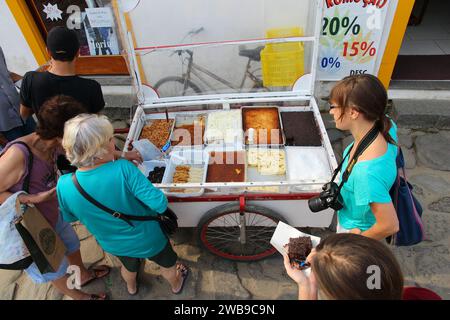 PARATY, BRASILIEN - 14. OKTOBER 2014: Besucher besuchen den Kuchenhändler in der Altstadt von Paraty (Bundesstaat Rio de Janeiro). Stockfoto