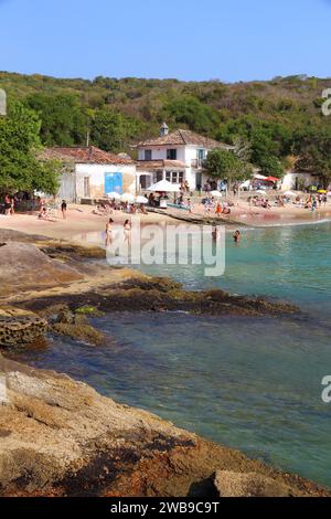 BUZIOS, BRASILIEN - Oktober 16, 2014: die Menschen besuchen Praia Ferradura in Buzios, Bundesstaat Rio de Janeiro in Brasilien. Brasilien hatte 5,17 Millionen Besucher in 2012 Stockfoto