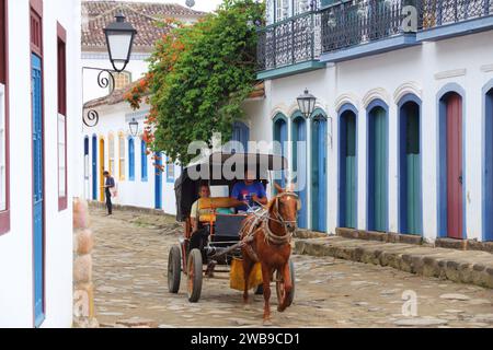 PARATY, BRASILIEN - 14. OKTOBER 2014: Pferdekutsche in der Altstadt von Paraty (Bundesstaat Rio de Janeiro). Die Kolonialstadt stammt aus dem Jahr 1667 und Stockfoto