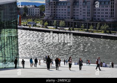 OSLO, Norwegen - 2 August, 2015: die Menschen besuchen Sie die Oper Oslo in Norwegen. Das Gebäude entworfen durch das norwegische Studio Snohetta erhielt Mies van der Rohe Award 2009. Stockfoto