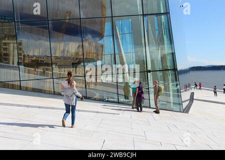 OSLO, Norwegen - 2 August, 2015: die Menschen besuchen Sie die Oper Oslo in Norwegen. Das Gebäude entworfen durch das norwegische Studio Snohetta erhielt Mies van der Rohe Award 2009. Stockfoto