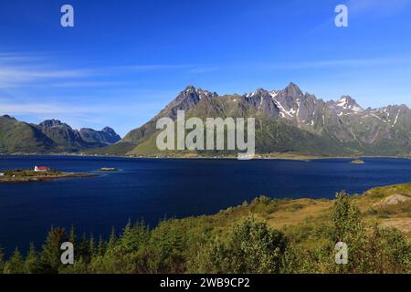 Norwegische Landschaft - Sildpollnes Kirche in Vestpollen, Lofoten Inseln. Natur der Lofoten, Norwegen. Stockfoto