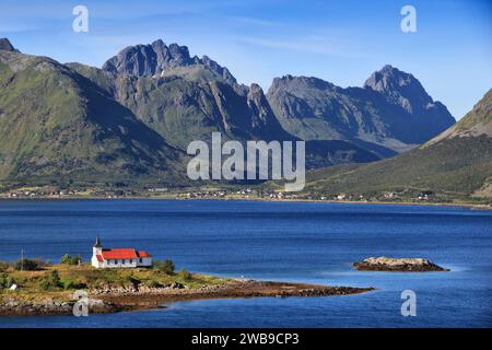 Norwegische Landschaft - Sildpollnes Kirche in Vestpollen, Lofoten Inseln. Natur der Lofoten, Norwegen. Stockfoto