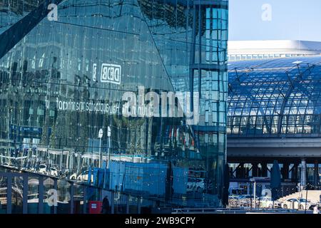 Symbolbild Deutsche Bahn Deutschland, Berlin, am 08.01.2024: Reflektion der DB Hauptbahnhof Fassade auf dem Glashaus 3XN Cube. Im Hintergrund ist ein Teil der überdachten Gleis der Hbf zu sehen. *** Symbolisches Bild der Deutschen Bahn Deutschland, Berlin, am 08 01 2024 Reflexion der DB-Hauptbahnfassade auf dem Glashaus 3XN Cube im Hintergrund ist ein Teil des überdachten Gleises des Hauptbahnhofs zu sehen Stockfoto