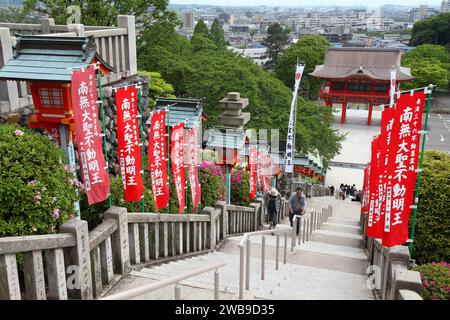 INUYAMA, JAPAN - 3. MAI 2012: Die Menschen gehen die Treppe zum Narita-San-Tempel in Inuyama, Japan. Der buddhistische Tempel der Shingon-Schule wurde 1953 eröffnet. Stockfoto