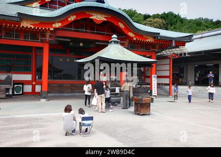 INUYAMA, JAPAN - 3. MAI 2012: Menschen besuchen den Narita-San-Tempel in Inuyama, Japan. Der buddhistische Tempel der Shingon-Sekte wurde 1953 eröffnet. Stockfoto