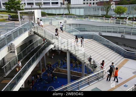 NAGOYA, JAPAN - 3. MAI 2012: Besucher besuchen den Busbahnhof Oasis 21 und das Einkaufszentrum in Nagoya, Japan. Nagoya ist die viertgrößte Stadt Japans. Stockfoto