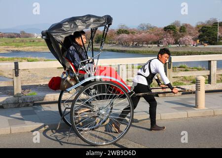 KYOTO, Japan - 17. APRIL 2012: Besucher mit einer Rikscha in Arashiyama, Kyoto, Japan. Arashiyama ist ein national benannten Ort der landschaftlichen Schönheit und Stockfoto