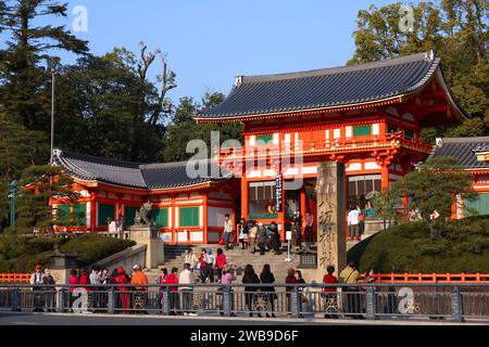 KYOTO, JAPAN - 17. APRIL 2012: Touristen besuchen den Yasaka-Schrein in Kyoto, Japan. Das alte Kyoto gehört zum UNESCO-Weltkulturerbe. Stockfoto