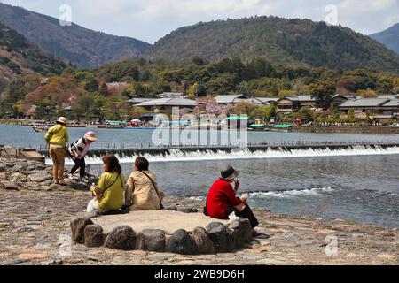 KYOTO, JAPAN - 17. APRIL 2012: Menschen besuchen Arashiyama in Kyoto, Japan. Arashiyama ist ein national ausgewiesener Ort der landschaftlich schönen und historischen Stätte Stockfoto