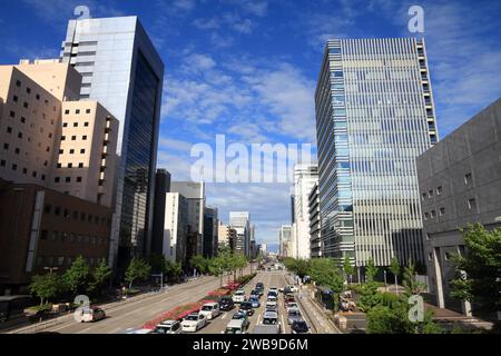 NAGOYA, JAPAN – 3. MAI 2012: Menschen fahren im Verkehr in Nagoya, Japan. Mit 589 Fahrzeugen pro Kopf gehört Japan zu den am meisten motorisierten Ländern weltweit Stockfoto