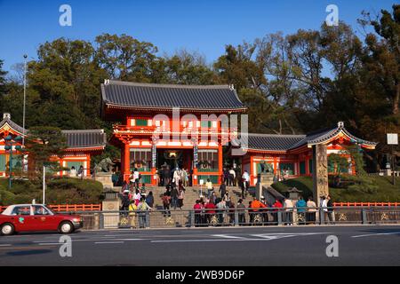 KYOTO, JAPAN - 17. APRIL 2012: Touristen besuchen den Yasaka-Schrein in Kyoto, Japan. Das alte Kyoto gehört zum UNESCO-Weltkulturerbe. Stockfoto