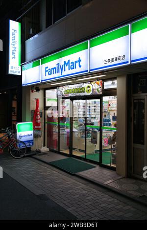 KYOTO, JAPAN - 17. APRIL 2012: Familienmarkt in Kyoto, Japan. FamilyMart ist eine der größten Convenience-Filialen in Japan Stockfoto