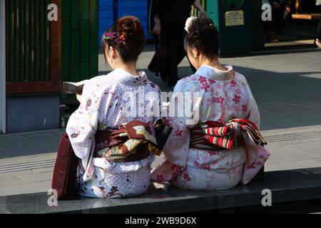 KYOTO, JAPAN - 17. APRIL 2012: Frauen in traditionellen Kimonokostümen besuchen Arashiyama in Kyoto, Japan. Arashiyama ist ein national ausgewiesener Ort von S Stockfoto