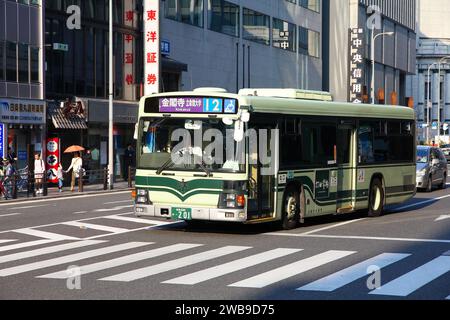 KYOTO, JAPAN - 17. APRIL 2012: Hino-Stadtbus in Kyoto, Japan. Hino Motors ist Teil der Toyota Motor Company. Stockfoto