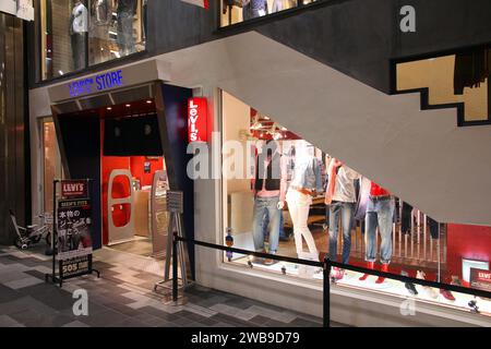 KYOTO, JAPAN - 17. APRIL 2012: Levi's Bekleidungsgeschäft in Kyoto, Japan. Levi Strauss Co. Ist ein US-amerikanisches Modeunternehmen, das für seine Jeans-Marke Levi bekannt ist. Stockfoto