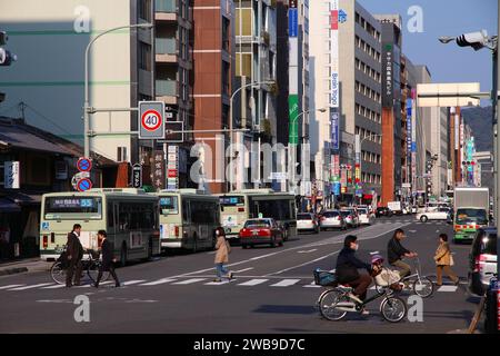 KYOTO, JAPAN - 17. APRIL 2012: Verkehr in der Innenstadt von Kyoto, Japan. Kyoto ist eine der größten Städte Japans. Stockfoto