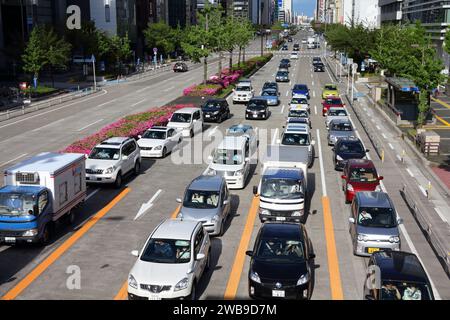 NAGOYA, JAPAN – 3. MAI 2012: Menschen fahren im Verkehr in Nagoya, Japan. Mit 589 Fahrzeugen pro Kopf gehört Japan zu den am meisten motorisierten Ländern weltweit Stockfoto