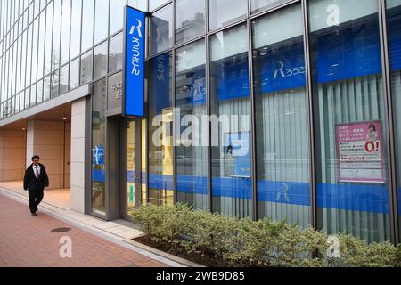 TOKIO, JAPAN - 13. APRIL 2012: Arbeitsbank, auch bekannt als Rokin, Büro in Tokio. Die Labour Bank ist eine Organisation, die den Kreditgenossenschaften ähnlich ist. Stockfoto