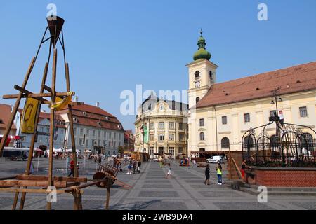 SIBIU, RUMÄNIEN - 25. AUGUST 2012: Besucher besuchen den Hauptplatz in Sibiu, Rumänien. Sibiu ist ein wichtiges Reiseziel in Siebenbürgen. Stockfoto