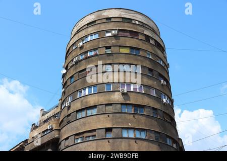 Bukarest, Rumänien - 19. AUGUST 2012: Tehnoimport gebäude in Bukarest, Rumänien. Die erkennbaren abgerundete Apartment Gebäude wurde 1935 erbaut. Stockfoto