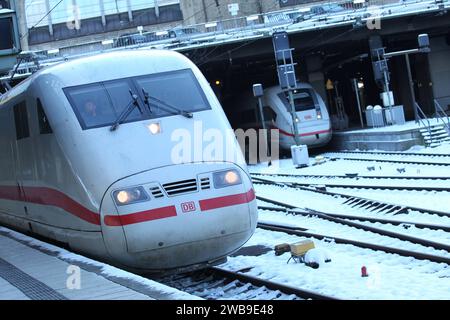 Ein ICE der Deutschen Bahn steht wenige Stunden vor dem am 10. Januar beginnenden Streik der Gewerkschaft Deutscher Lokomotivführer auf einem Gleis im Hauptbahnhof Hamburg. St. Georg Hamburg *** Ein ICE-Zug der Deutschen Bahn steht wenige Stunden vor dem Streik des Deutschen zugführerverbandes, der am 10. Januar begann, auf einem Gleis am Hauptbahnhof Hamburgs St. Georg Stockfoto