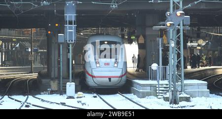 Ein ICE der Deutschen Bahn steht wenige Stunden vor dem am 10. Januar beginnenden Streik der Gewerkschaft Deutscher Lokomotivführer auf einem Gleis im Hauptbahnhof Hamburg. St. Georg Hamburg *** Ein ICE-Zug der Deutschen Bahn steht wenige Stunden vor dem Streik des Deutschen zugführerverbandes, der am 10. Januar begann, auf einem Gleis am Hauptbahnhof Hamburgs St. Georg Stockfoto