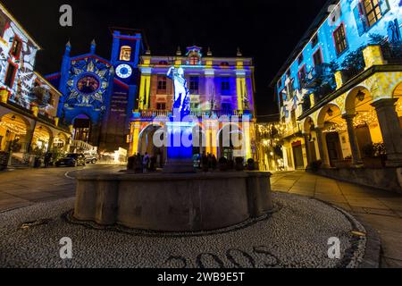 Moncalieri und sein historisches Zentrum mit den Weihnachtslichtern Stockfoto