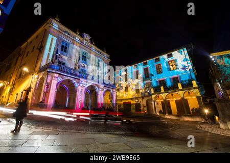 Moncalieri und sein historisches Zentrum mit den Weihnachtslichtern Stockfoto