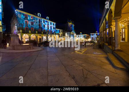 Moncalieri und sein historisches Zentrum mit den Weihnachtslichtern Stockfoto