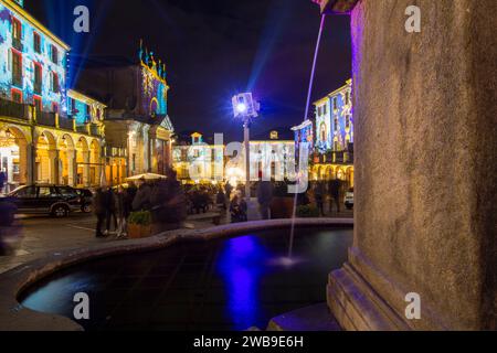 Moncalieri und sein historisches Zentrum mit den Weihnachtslichtern Stockfoto