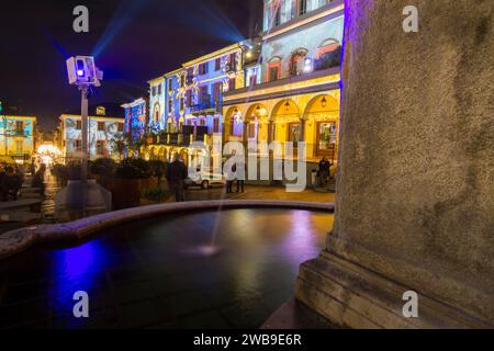 Moncalieri und sein historisches Zentrum mit den Weihnachtslichtern Stockfoto