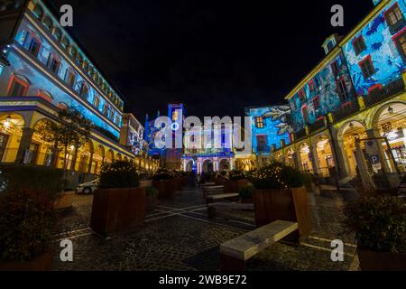 Moncalieri und sein historisches Zentrum mit den Weihnachtslichtern Stockfoto