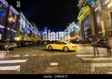 Moncalieri und sein historisches Zentrum mit den Weihnachtslichtern Stockfoto