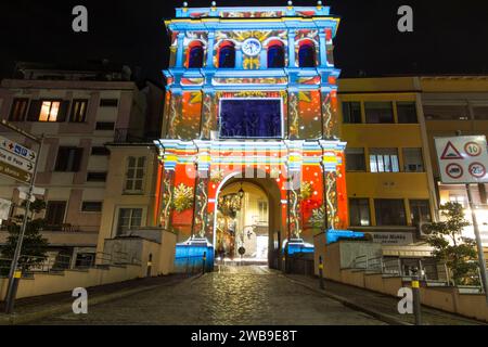 Moncalieri und sein historisches Zentrum mit den Weihnachtslichtern Stockfoto