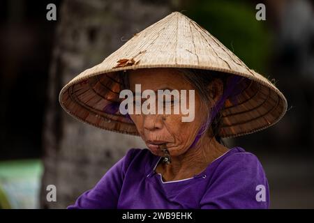 Eine alte Frau aus Vietnam mit Strohhut Stockfoto