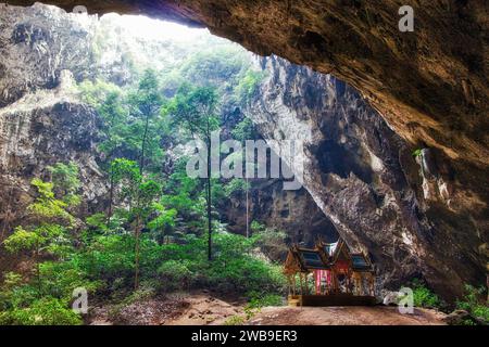 Thailand Cave - Königlicher Pavillon und Dschungel in einer Höhle des Khao Sam ROI Yot Nationalparks. Phraya Nakhon Höhle. HDR-Foto. Stockfoto