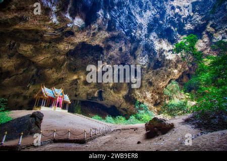 Thailand Cave - Königlicher Pavillon und Dschungel in einer Höhle des Khao Sam ROI Yot Nationalparks. Phraya Nakhon Höhle. HDR-Foto. Stockfoto