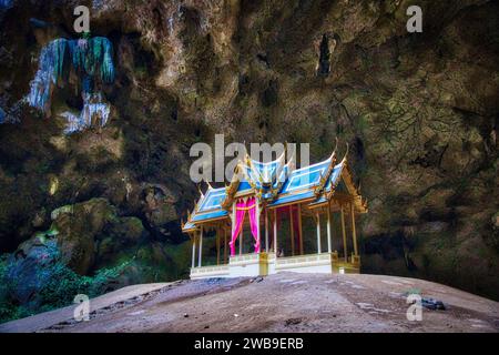 Thailand Cave - Königlicher Pavillon und Dschungel in einer Höhle des Khao Sam ROI Yot Nationalparks. Phraya Nakhon Höhle. HDR-Foto. Stockfoto